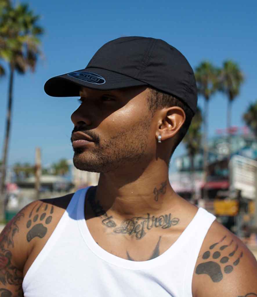 [F7706FF BLK ONE] Flexfit 110 Curved Visor Snapback Cap (Black)